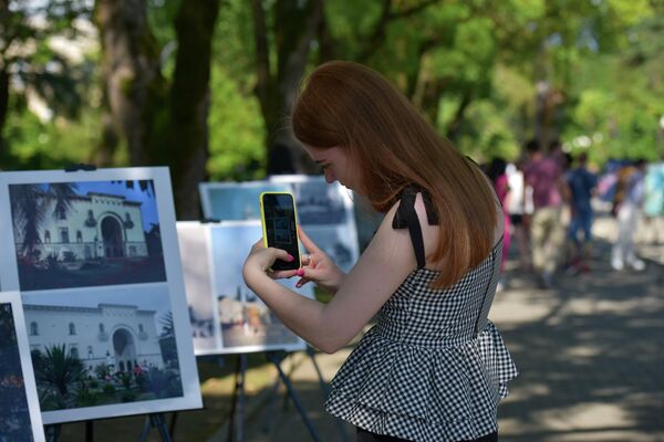 Фотовыставка ко Дню Сухума открылась на набережной столицы  - Sputnik Абхазия