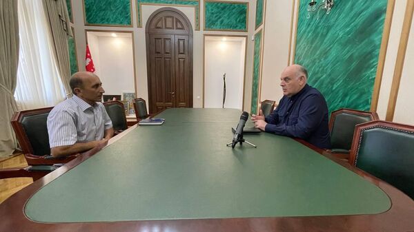 Президент Абхазии Аслан Бжания встретился с общественным деятелем Джансухом Адлейба - Sputnik Абхазия