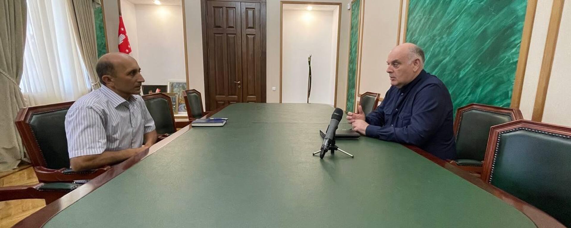 Президент Абхазии Аслан Бжания встретился с общественным деятелем Джансухом Адлейба - Sputnik Абхазия, 1920, 04.07.2022