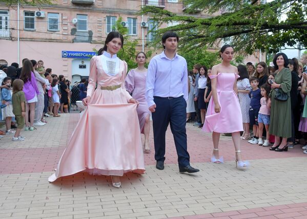 К выпускному школьница из Гудауты решила подобрать платье с национальным орнаментом. - Sputnik Абхазия