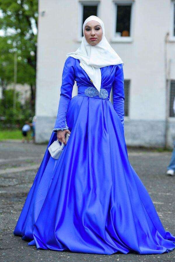 Яркий синий в сочетании с белым выбрала прекрасная выпускница одной из сухумских школ. - Sputnik Абхазия