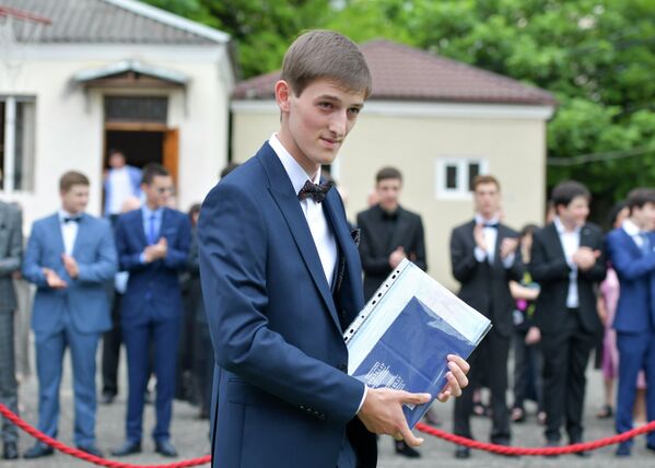 По традиции в этот же день ребятам вручают аттестаты об окончании школы. - Sputnik Абхазия