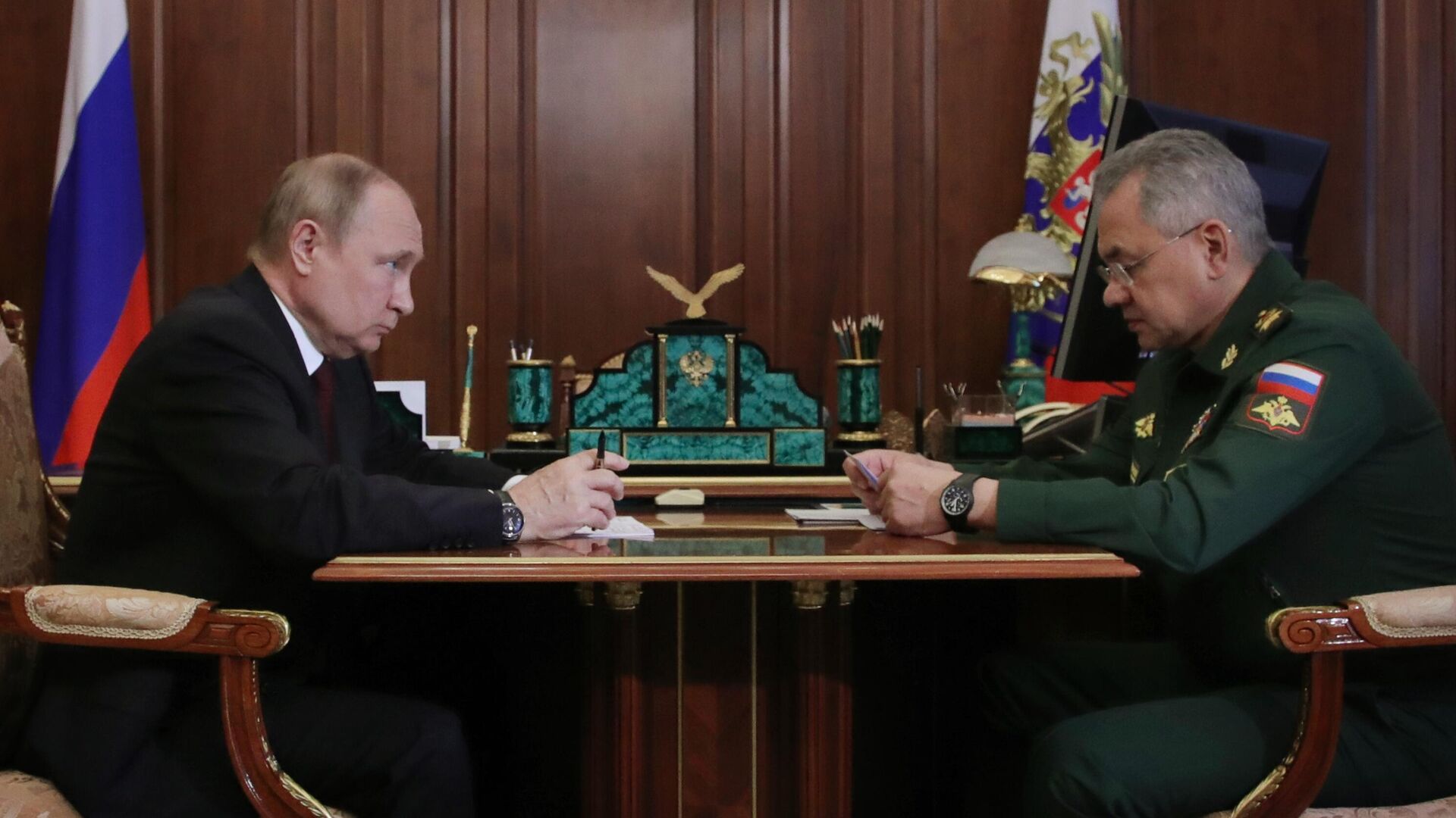 Президент РФ В. Путин провел встречу с министром обороны РФ С. Шойгу - Sputnik Абхазия, 1920, 04.07.2022