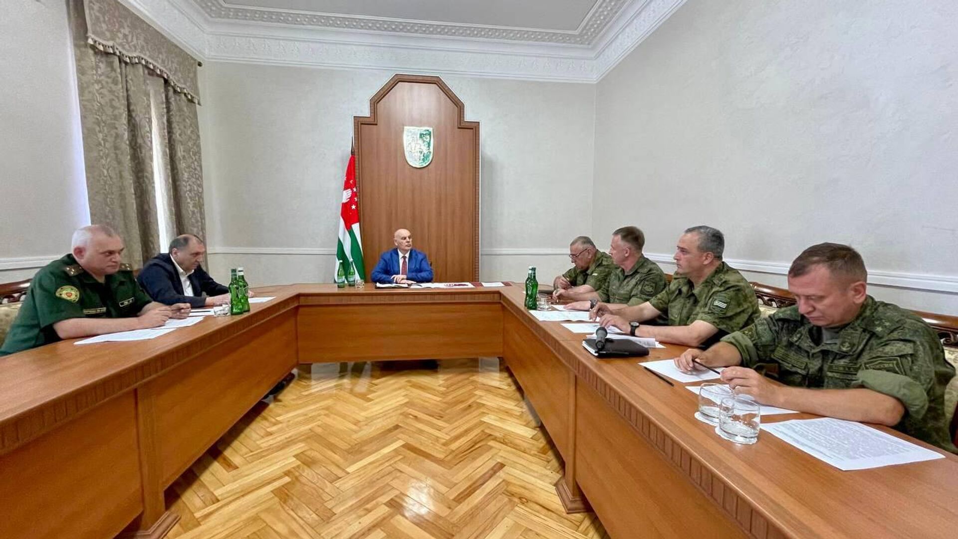 Президент Аслан Бжания провел рабочую встречу с руководством Министерства обороны Абхазии - Sputnik Абхазия, 1920, 07.07.2022