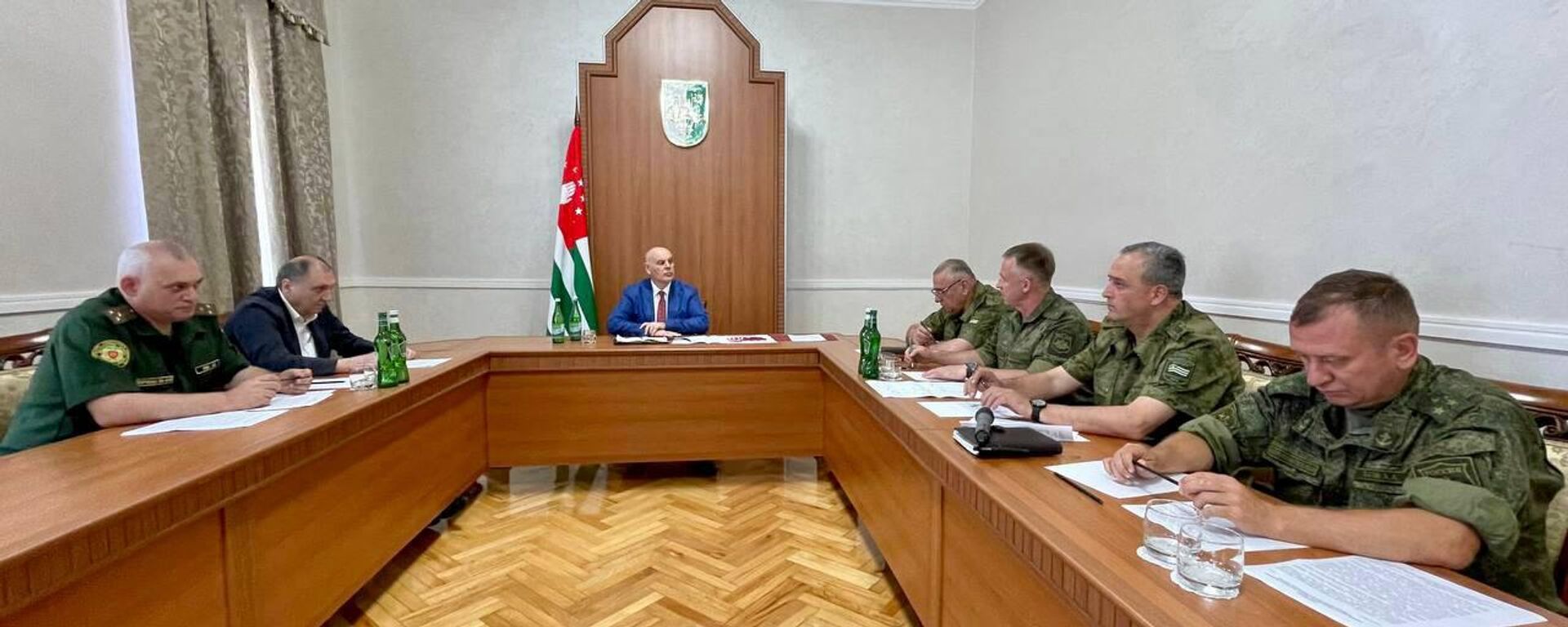 Президент Аслан Бжания провел рабочую встречу с руководством Министерства обороны Абхазии - Sputnik Аҧсны, 1920, 07.07.2022