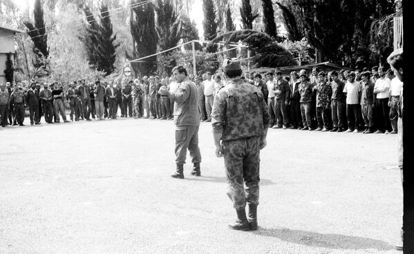 Наступательные бригады, участвовавшие в июльской операции, были сформированы еще в середине июня 1993 года в поселке Золотой берег Гудаутского района. - Sputnik Абхазия