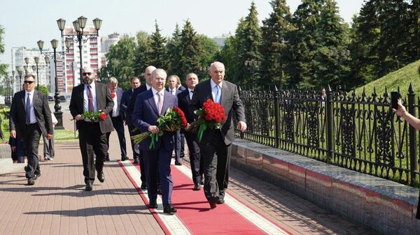 Абхазская делегация возложила цветы к Монументу Дружбы и Памятнику Салавата Юлаева - Sputnik Аҧсны