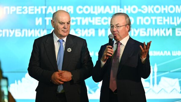 Президент Абхазии Аслан Бжания и Глава Башкортостана Радий Хабиров - Sputnik Абхазия