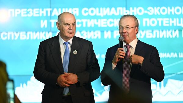 Президент Абхазии Аслан Бжания и Глава Башкортостана Радий Хабиров - Sputnik Аҧсны