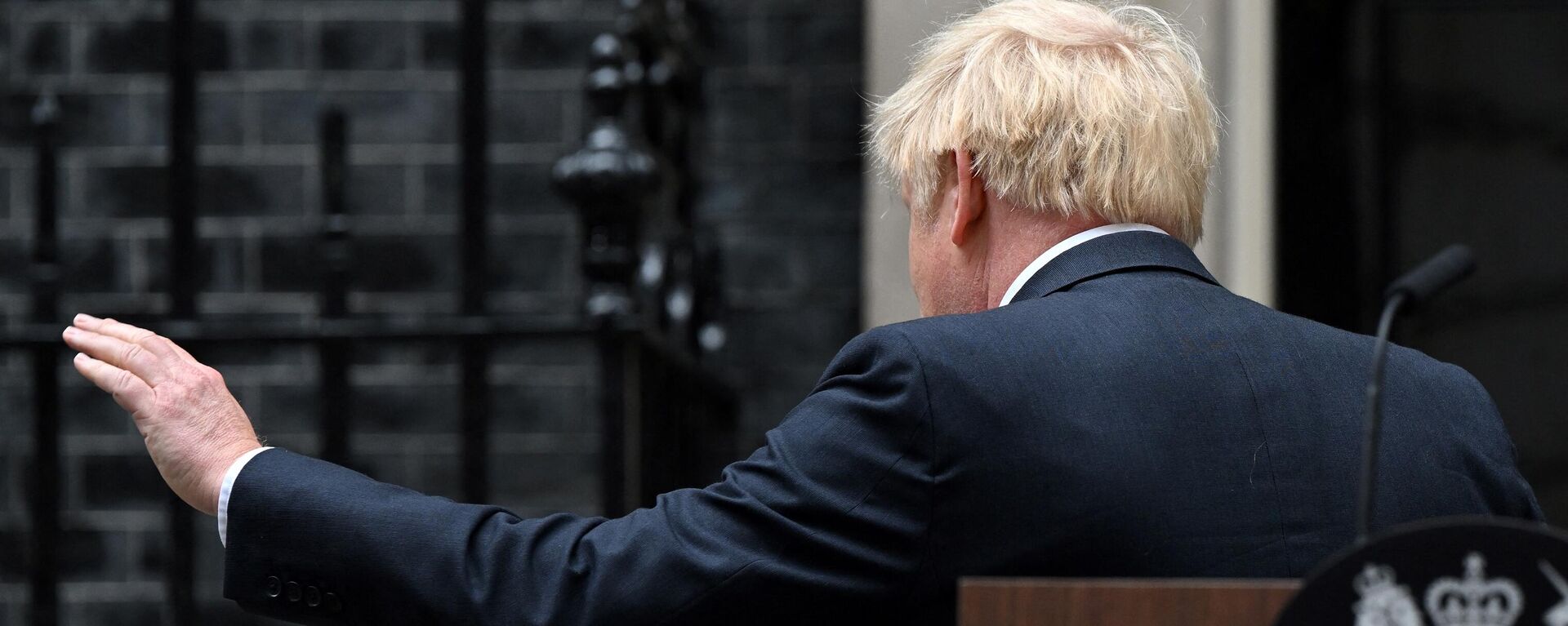 Премьер-министр Великобритании Борис Джонсон уходит после заявления перед домом 10 на Даунинг-стрит в центре Лондона - Sputnik Абхазия, 1920, 14.07.2022