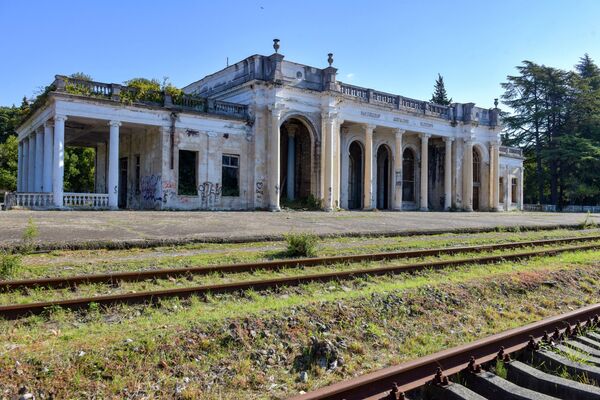 Станция уже давно не принимает пассажиров, но ее красотой любуются любознательные туристы. - Sputnik Абхазия