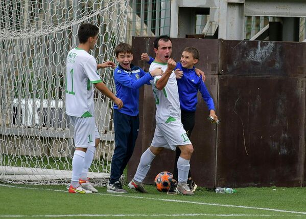 За победами старших тщательно следят и радуются юные футболисты. - Sputnik Абхазия
