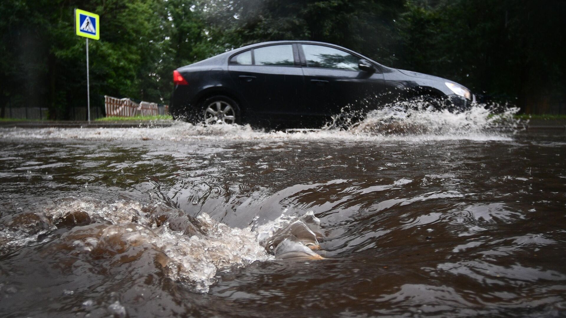 Автомобиль едет по подтопленной из-за дождя дороге в Москве - Sputnik Аҧсны, 1920, 16.07.2022