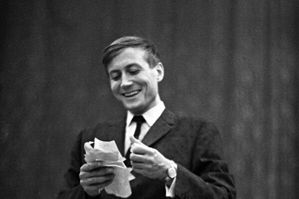 Русский поэт Евгений Александрович Евтушенко на встрече со зрителем, 1961 год - Sputnik Абхазия