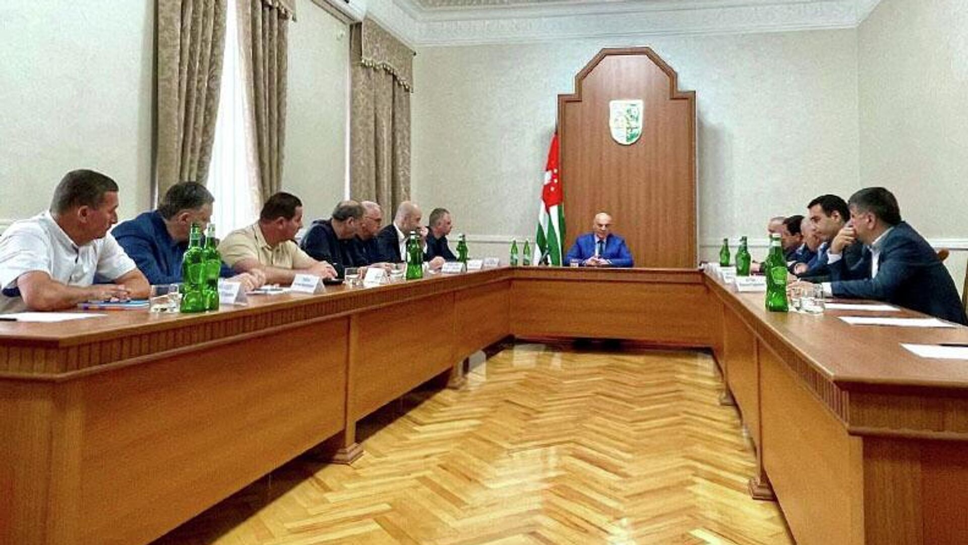 Президент Аслан Бжания провел совещание с отдельными членами Совета безопасности и руководителями силовых структур - Sputnik Абхазия, 1920, 18.07.2022