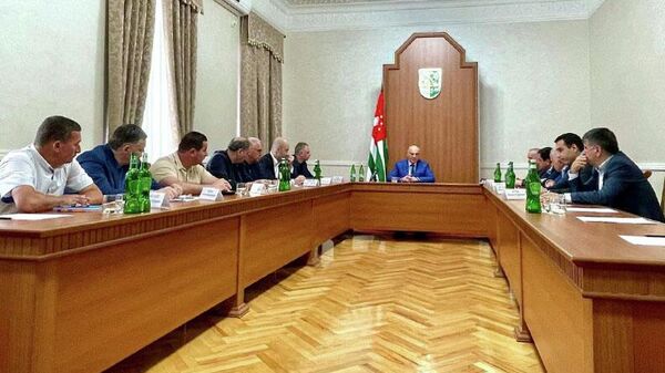 Президент Аслан Бжания провел совещание с отдельными членами Совета безопасности и руководителями силовых структур - Sputnik Аҧсны