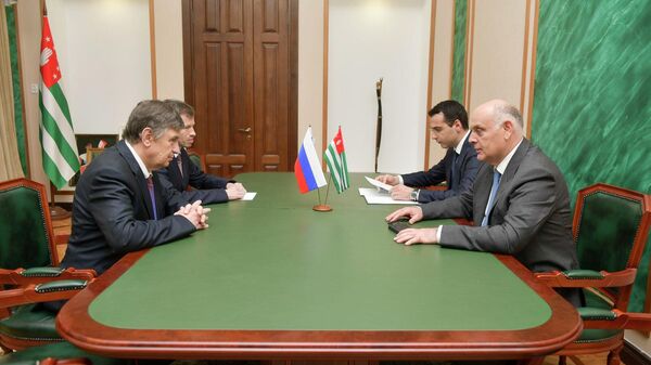 Посол России в Абхазии вручает президенту верительные грамоты - Sputnik Абхазия