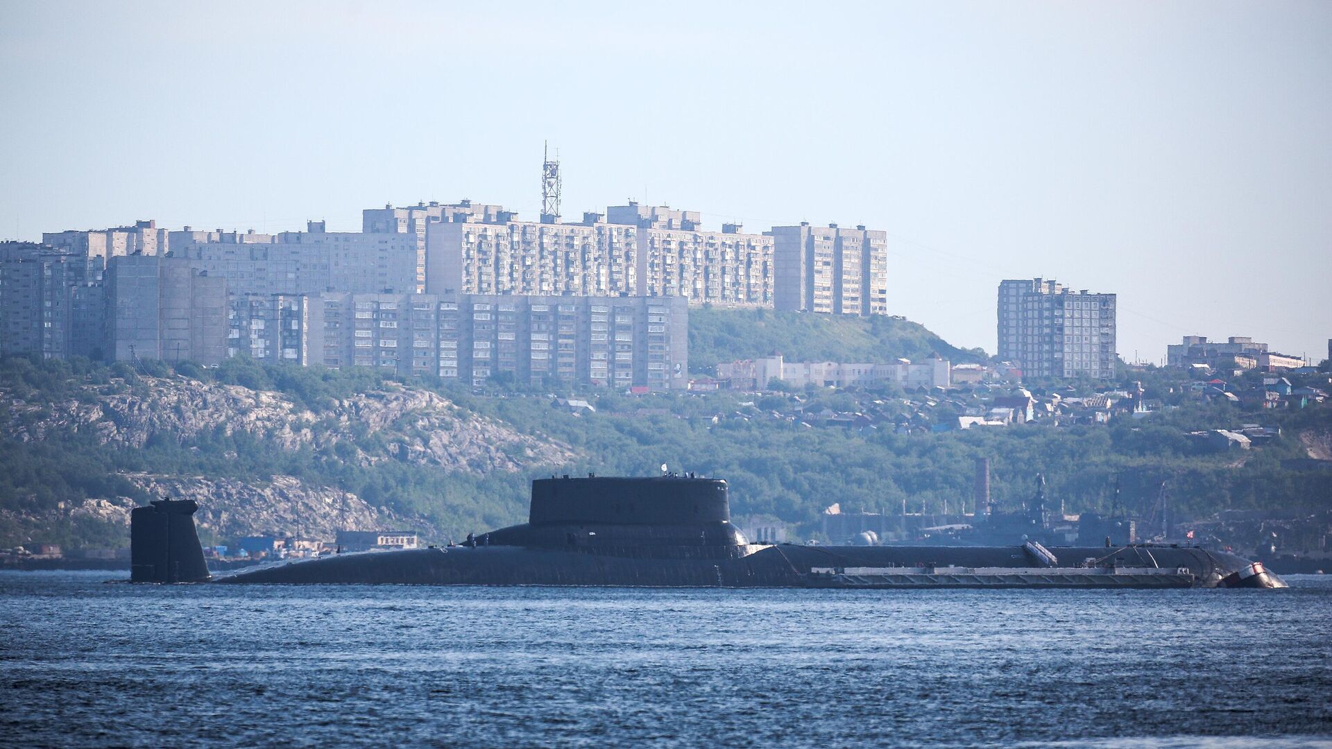 Ракетный подводный крейсер стратегического назначения Дмитрий Донской на рейде в заливе города Североморска - Sputnik Абхазия, 1920, 21.07.2022