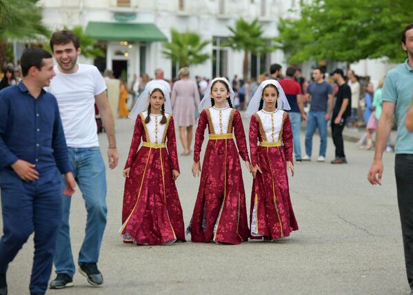 В этот день на набережной Махаджиров можно увидеть детей и взрослых, одетых в национальную одежду. - Sputnik Абхазия