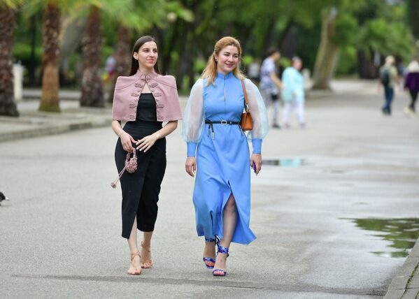 Девушки сочетают современную одежду с национальными элементами. - Sputnik Абхазия