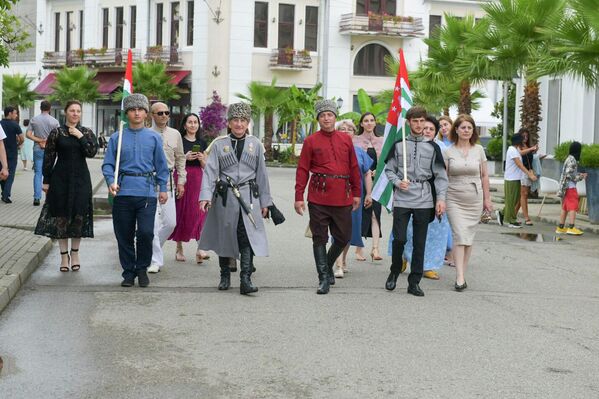 На праздник в национальных костюмах съезжаются жители различных районов Абхазии. - Sputnik Абхазия