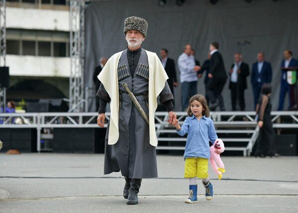 День флага отмечают семьями и поколениями. - Sputnik Абхазия