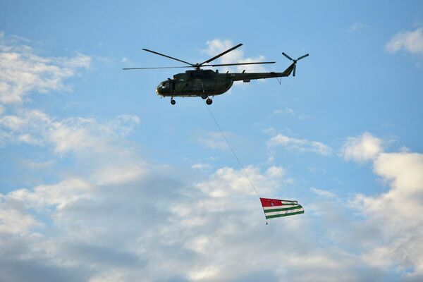 Над сценой в праздник летал вертолет с флагом Абхазии.  - Sputnik Абхазия