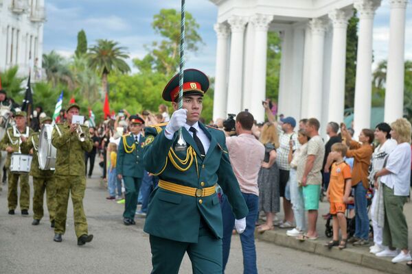 Шествие оркестра привлекло внимание туристов, многие остановились, чтобы запечатлеть музыкантов. - Sputnik Абхазия