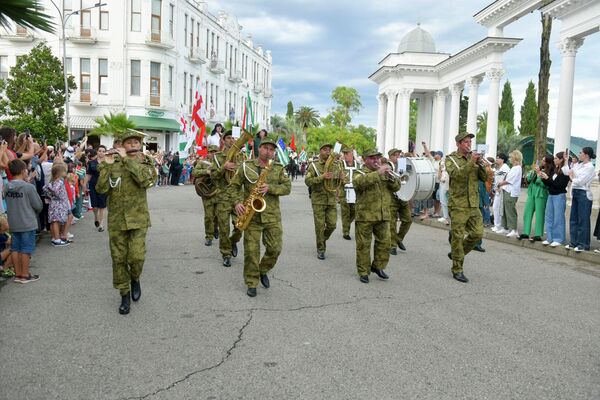 Праздничную атмосферу создавал военный оркестр. - Sputnik Абхазия