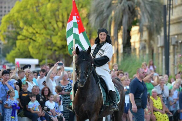 Еще одна традиция Дня флага - конное шестое. В этом году среди всадников была и одна всадница. - Sputnik Абхазия