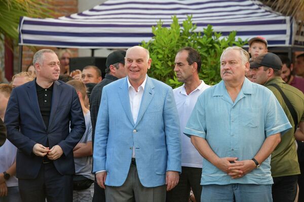 С государственным праздником жителей Абхазии на концерте поздравил президент Аслан Бжания. - Sputnik Абхазия