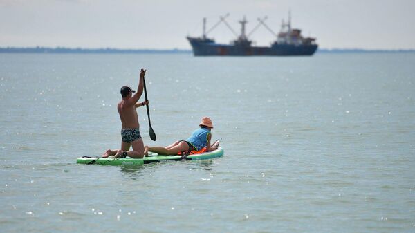 Туристы плавают на сапах в Сухумской бухте  - Sputnik Абхазия