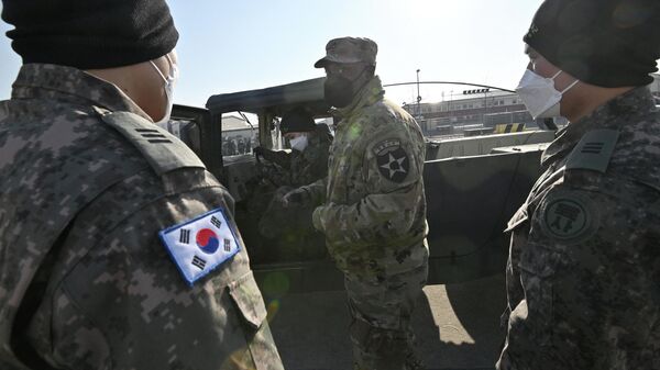 Курсанты южнокорейской армии слушают американского солдата (С) во время подготовки к конкурсу военных навыков в Сандхерсте в лагере Хамфрис в Пхёнтхэке - Sputnik Абхазия