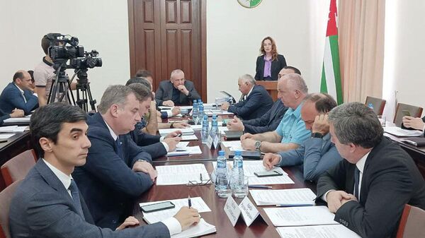 Быть наготове: в Кабмине обсудили ситуацию с ростом COVID-19 - Sputnik Абхазия