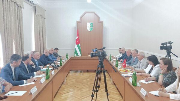Вице-президент Абхазии Бадра Гунба встретился с представителями национального совета ОО Абаза. - Sputnik Абхазия