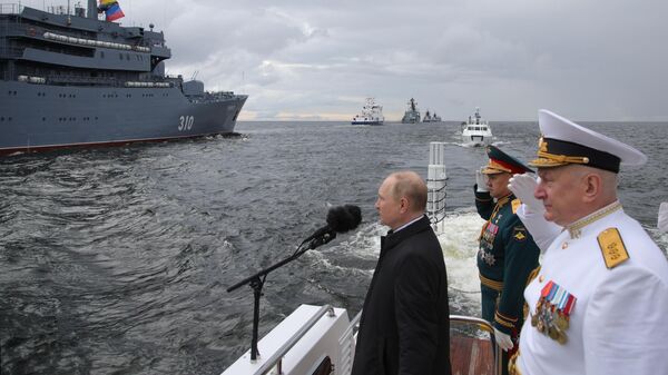 Путин принимает участие в праздновании Дня ВМФ в Санкт-Петербурге - Sputnik Абхазия