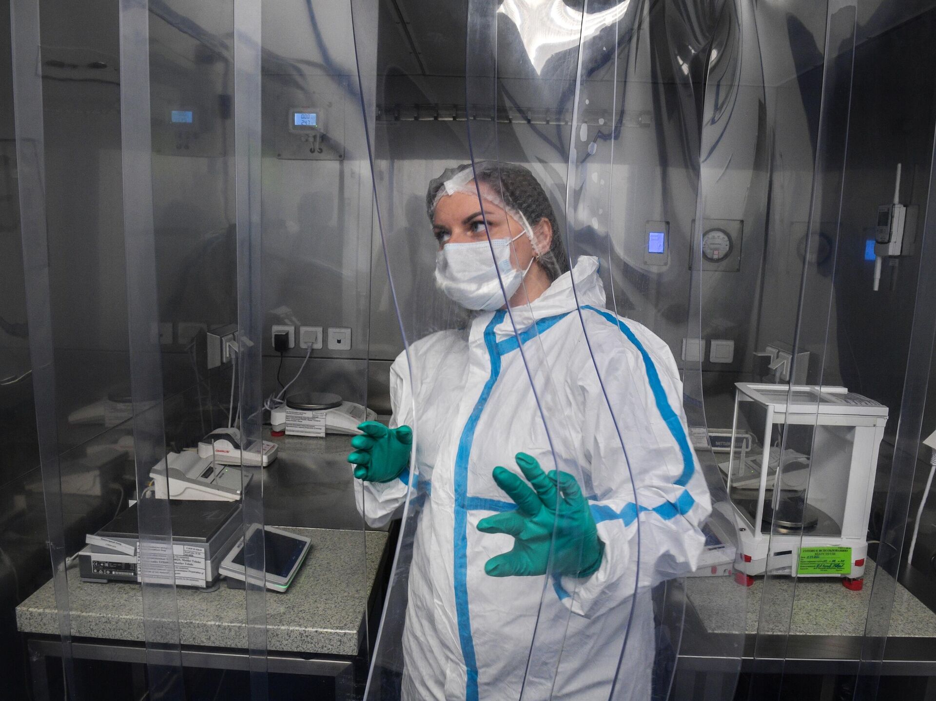 Новый штамм коронавируса 2022. Биологическая лаборатория. Вирусолог в лаборатории. Лаборатория по производству вакцины. Инфекционная лаборатория.