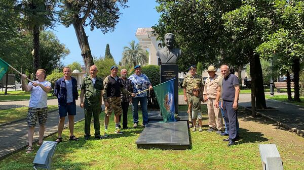 Возложение цветов к могиле генерал-лейтенанта Харазия Хасана  - Sputnik Абхазия