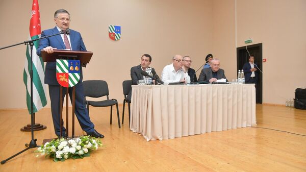 Встреча Бжания с активом Сухума, отчет главы за первое полугодие - Sputnik Абхазия