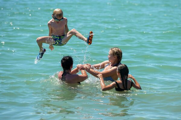 Туристы веселятся в      теплой морской воде. - Sputnik Абхазия
