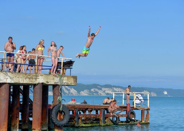 Высокие пирсы –      излюбленное место для прыжков в воду. - Sputnik Абхазия