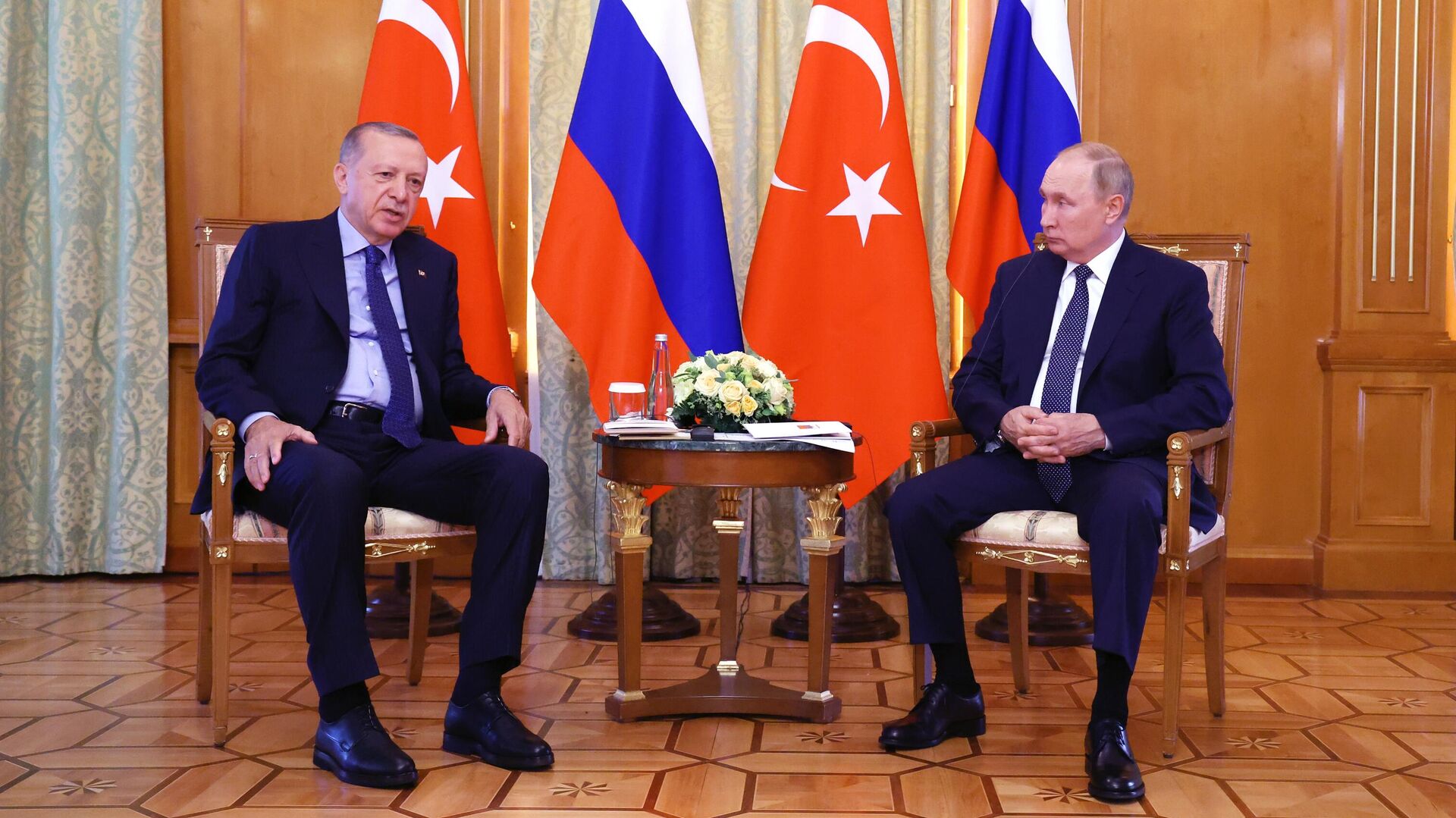 Президент РФ В. Путин провел переговоры с президентом Турции Р. Эрдоганом в Сочи - Sputnik Абхазия, 1920, 05.08.2022