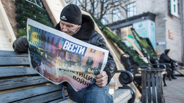 Участник акций сторонников евроинтеграции на баррикадах на площади Независимости в Киеве - Sputnik Абхазия