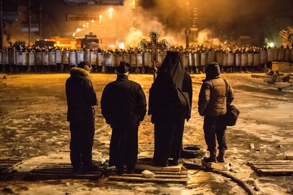 На фото: украинские священнослужители стоят между милицией и оппозицией на нейтральной территории - Sputnik Абхазия