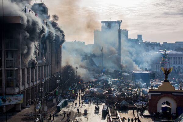 На фото: дым от пожаров и сторонники оппозиции на площади Независимости в Киеве - Sputnik Абхазия