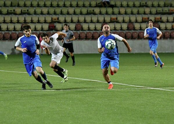 Капитан &quot;Уарчи&quot; Дато Лордкипанидзе бежит за уходящим мячом. - Sputnik Абхазия
