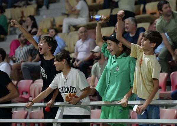 Юные поклонники футбола поддерживают финалистов. - Sputnik Абхазия