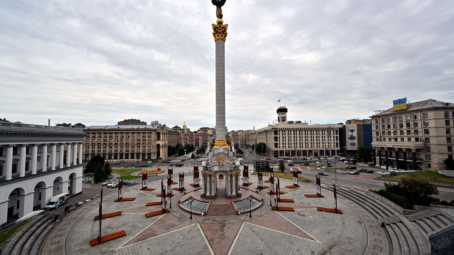 Флаги Украины и Европейского Союза развеваются на Европейской площади в Киеве - Sputnik Абхазия, 1920, 08.08.2022