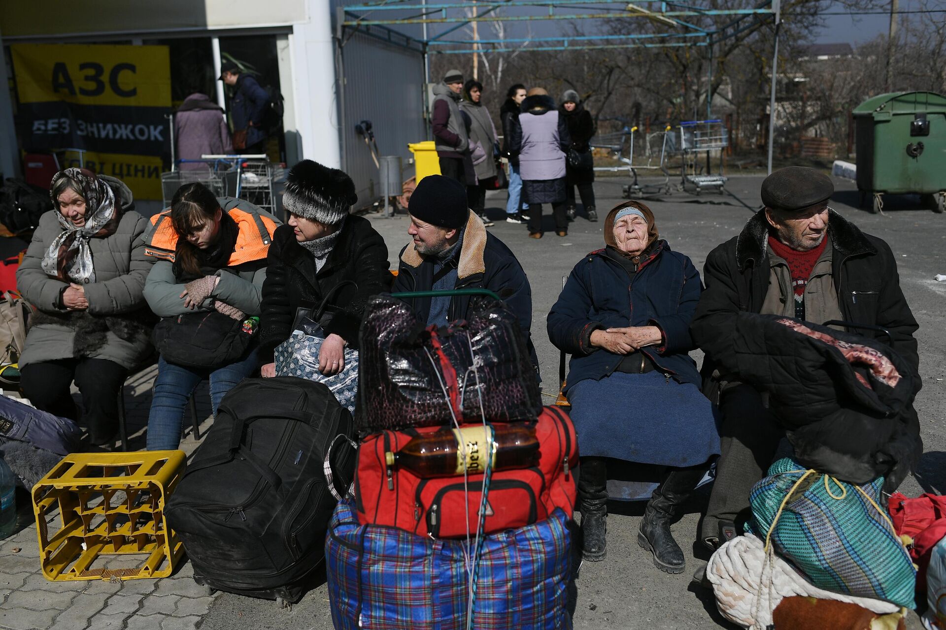 Беженцы из Мариуполя ждут автобус, на котором они поедут в пункт временного размещения в поселок Никольское - Sputnik Абхазия, 1920, 09.08.2022