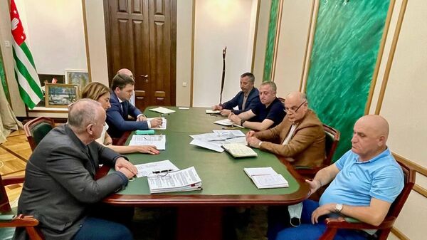Президент Абхазии Аслан Бжания провел сегодня совещание по актуальным вопросам экономики  - Sputnik Аҧсны